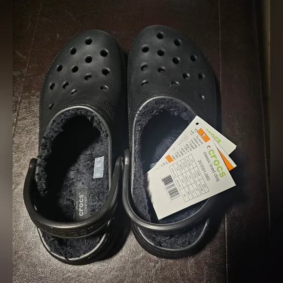 Comfortable Size 9 black Crocs brand clogs with soft fuzzy lining. NEW! - Picture 2 of 10